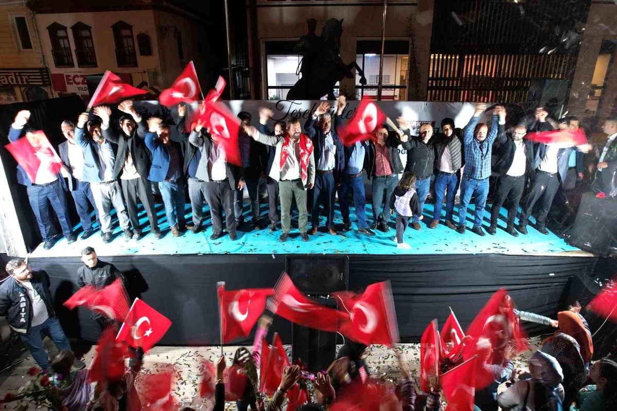 Sındırgı\'da Demokrasi Zaferi Sokaklara Taştı