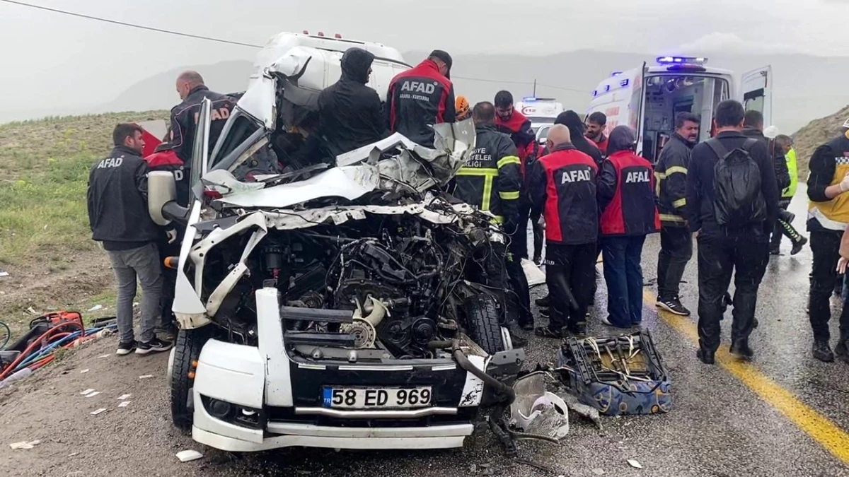 Sivas\'ta Trafik Kazası: 4 Ölü, 3 Yaralı
