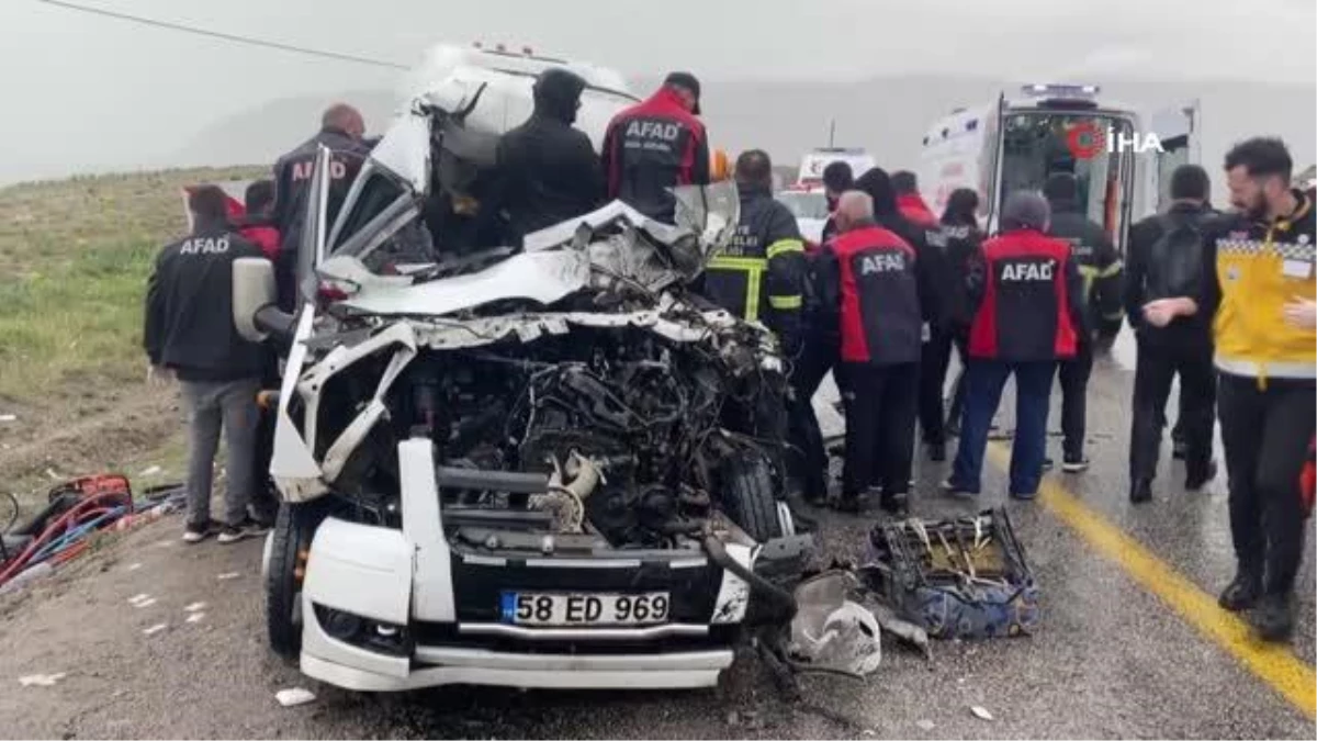 Sivas\'ta servis aracı ile tır çarpıştı: 4 ölü 1\'i ağır 3 yaralı