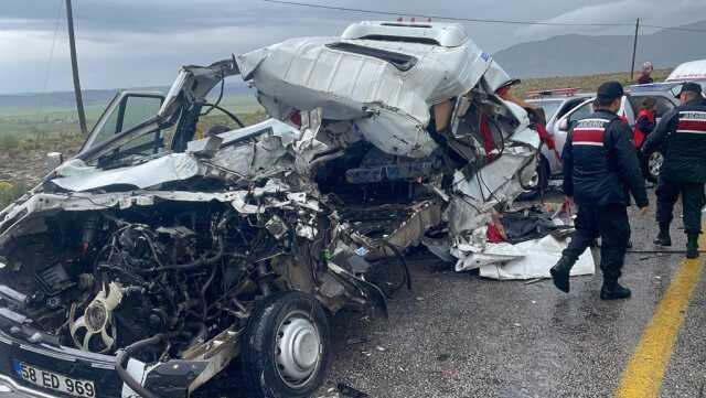 Sivas'ta Tır ile Yolcu Minibüsünün Çarpışması Sonucu 4 Kişi Hayatını Kaybetti