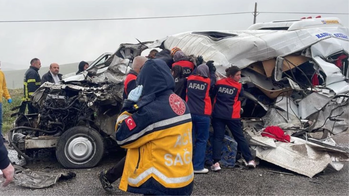 Sivas\'ta tır ile yolcu minibüsünün çarpışması sonucu 5 kişi hayatını kaybetti