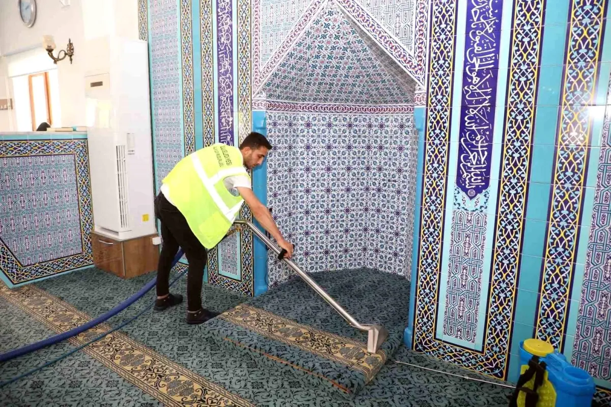 Talas Belediyesi Camilerde Halı Yıkama Hizmeti Başlattı