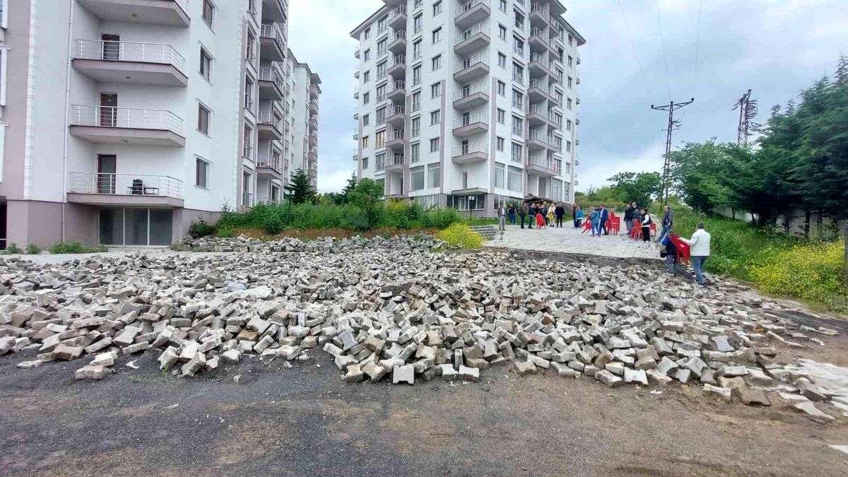 Tekirdağ\'da bir sitedeki gayrimenkul sahipleri ve firma yetkilileri arasında arbede yaşandı
