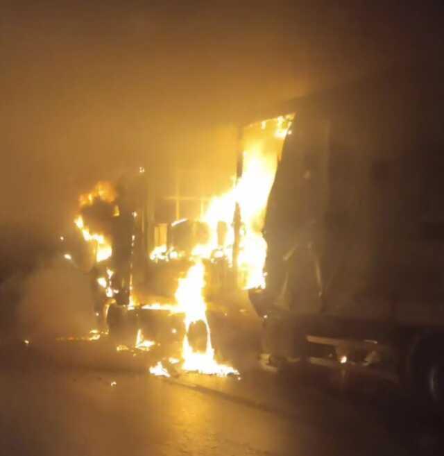 Tünele giren tır alev alev yandı! 17 kişi yaralandı Tünele giren tır alev alev yandı! 17 kişi yaralandı