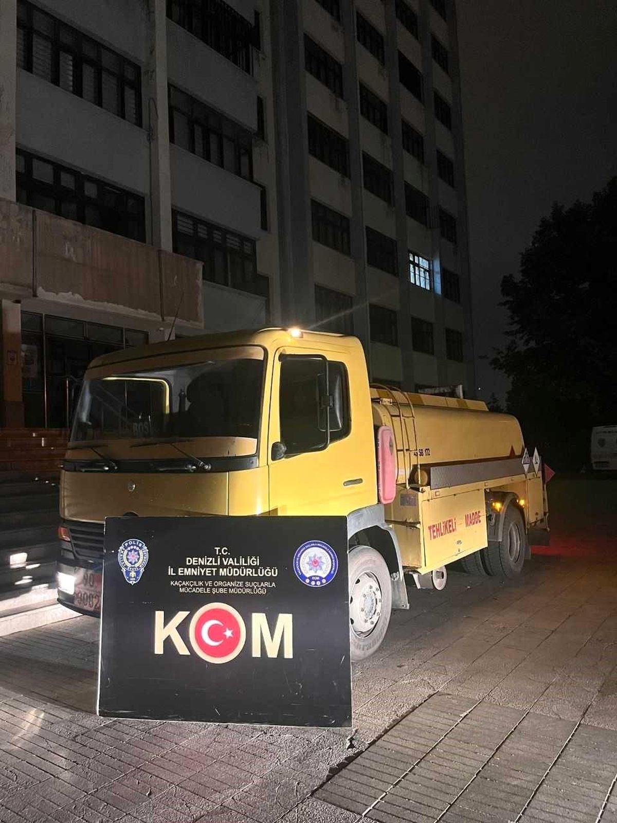Denizli\'de Yakıt Tankerinden Kaçak Akaryakıt Çıktı