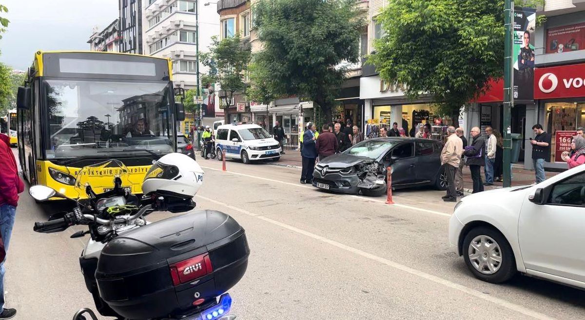 Bursa\'da Yolcu İndiren Halk Otobüsüne Ters Şeritten Gelen Otomobil Çarptı: 1 Yaralı