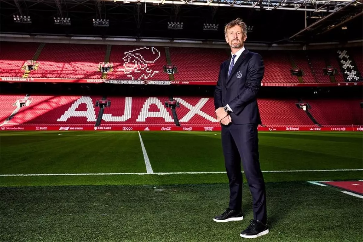 Ajax CEO\'su Edwin van der Sar görevinden ayrıldı