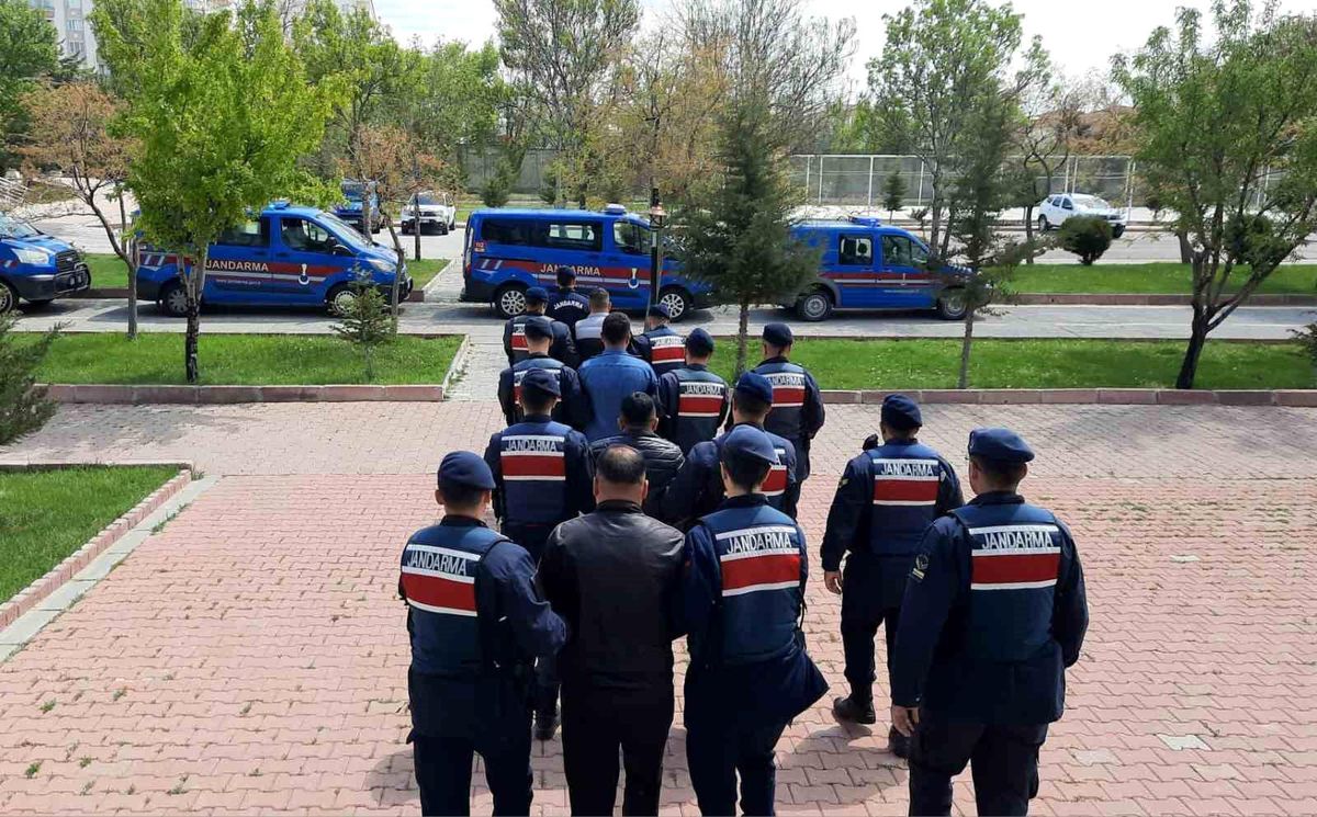 Aksaray\'da Jandarma Ekipleri Aranan 3 Şahsı Yakaladı