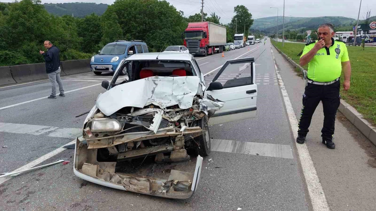 Samsun\'da alkollü sürücü kırmızı ışıkta bekleyen araçlara çarptı: 2 yaralı