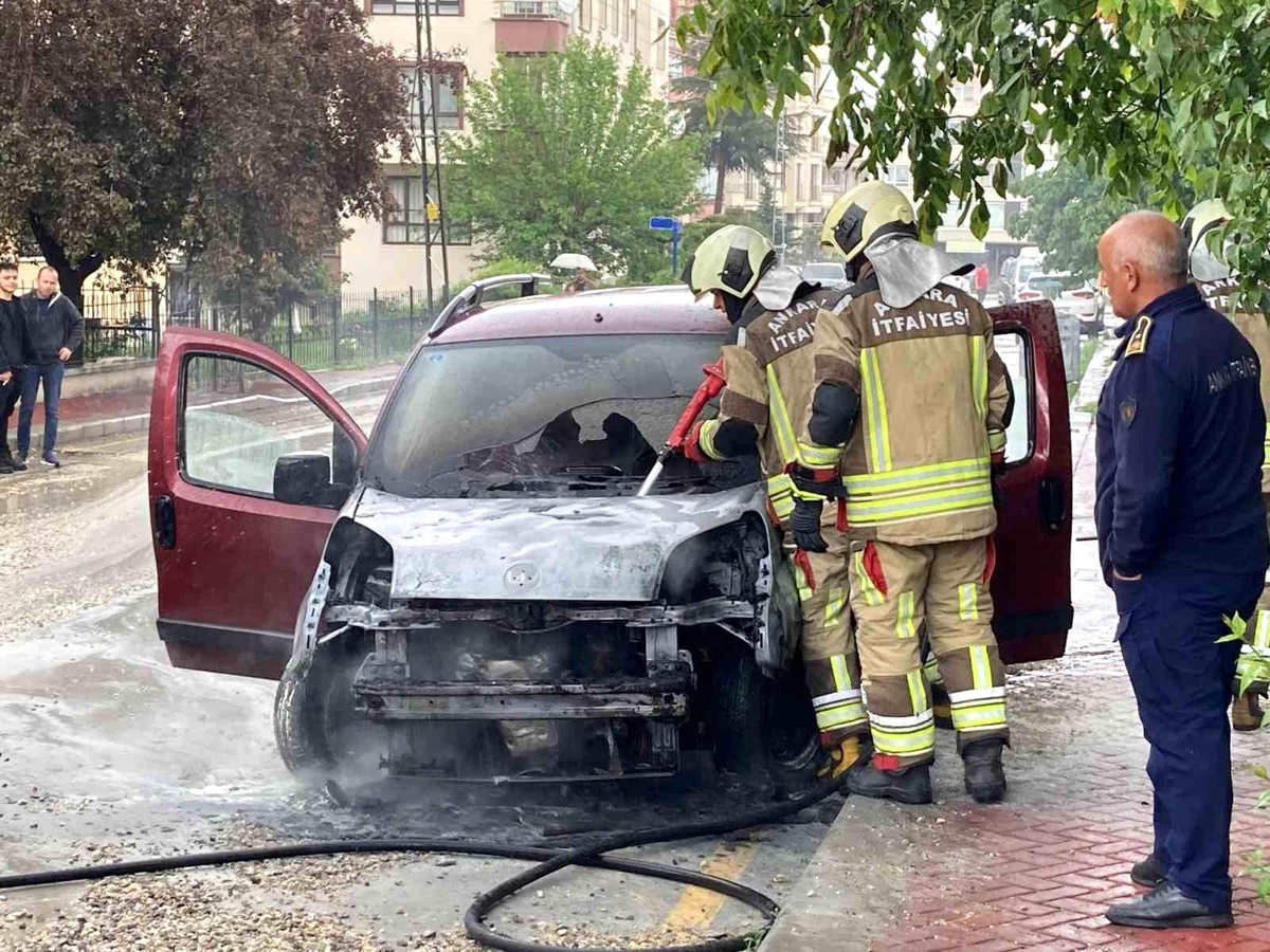 Ankara\'da kontağı çevrilen araba alev aldı