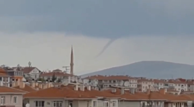 Ankara'da sağanak bugün de devam ediyor! Yollar göle döndü, araçlar mahsur kaldı