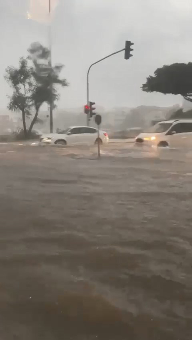 Antalya'da şiddetli yağmur araçları yolda bıraktı