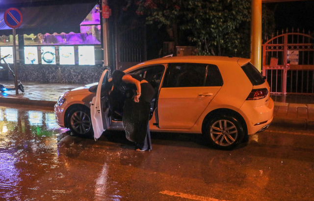 Antalya'da şiddetli yağmur araçları yolda bıraktı