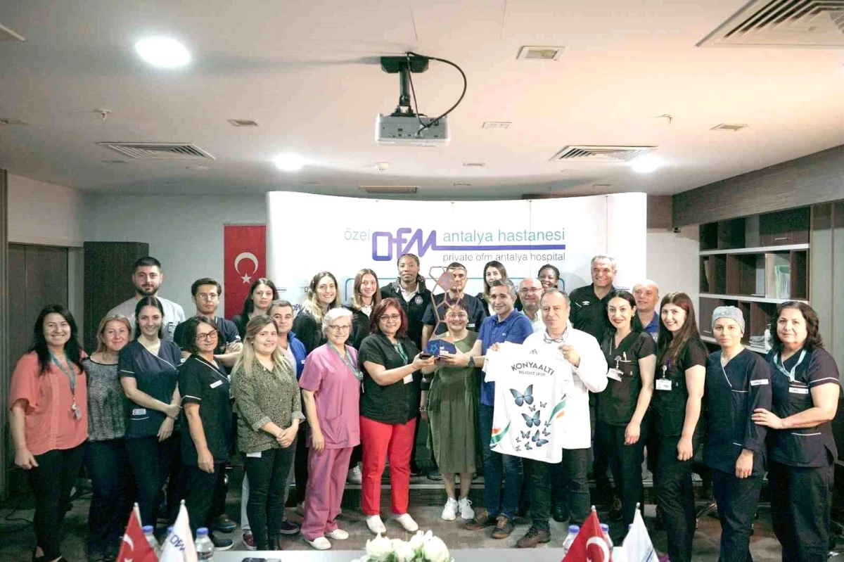 Konyaaltı Belediyespor Kadın Hentbol Takımı, OFM Antalya Hastanesi\'ne Teşekkür Ziyaretinde Bulundu