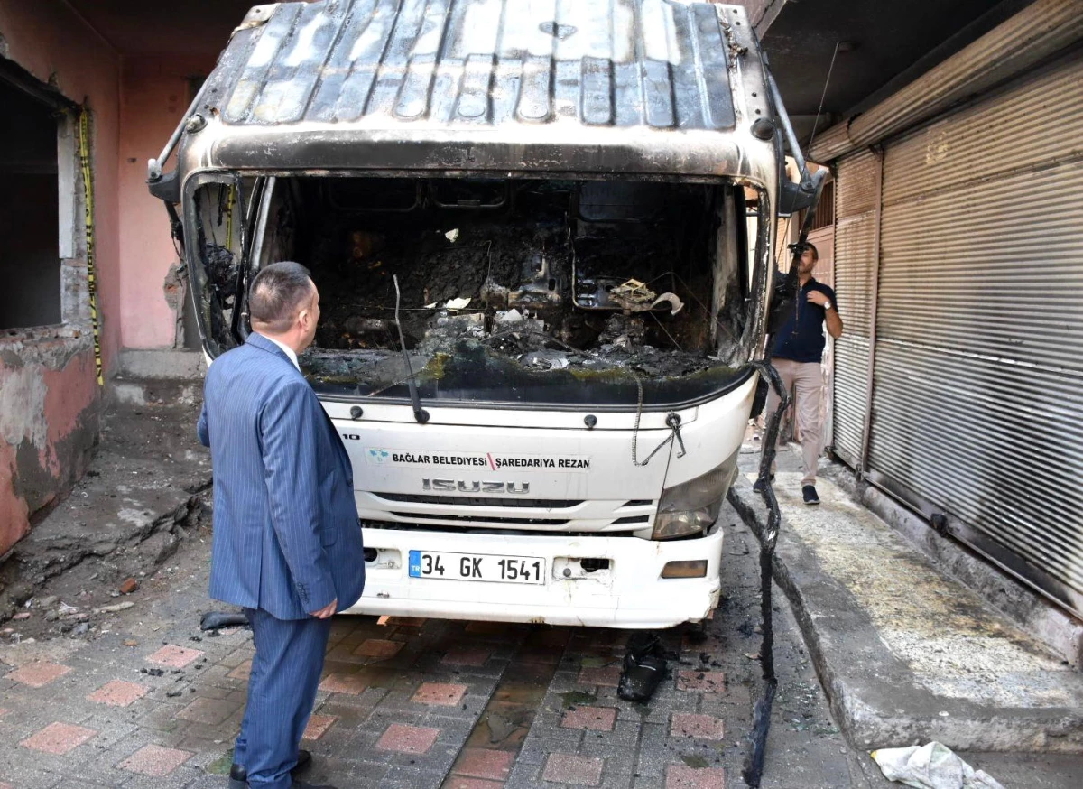 Diyarbakır\'da AK Partili Belediye\'nin Temizlik Aracı Yakıldı