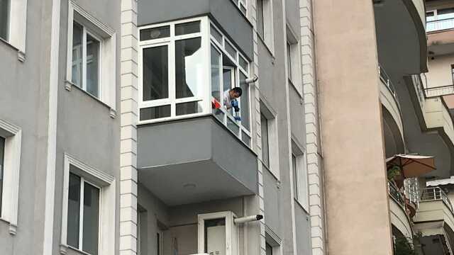 Balkon camlarını temizlerken düşerek feci şekilde can verdi... O anlar kamerada Balkon camlarını temizlerken düşerek feci şekilde can verdi... O anlar kamerada
