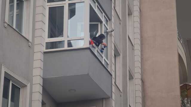 Balkon camlarını temizlerken düşerek feci şekilde can verdi... O anlar kamerada Balkon camlarını temizlerken düşerek feci şekilde can verdi... O anlar kamerada