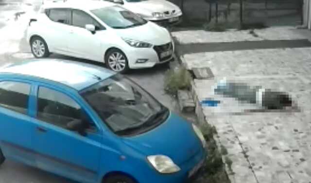 Balkon camlarını temizlerken düşerek feci şekilde can verdi... O anlar kamerada Balkon camlarını temizlerken düşerek feci şekilde can verdi... O anlar kamerada