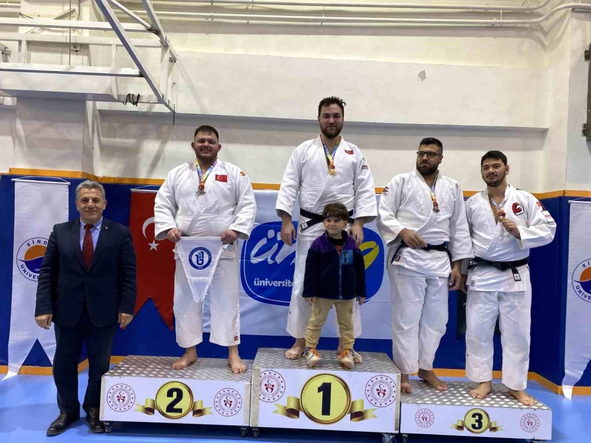 BARÜ öğrencisi Hakan Akar ÜNİLİG Judo Türkiye Şampiyonasında gümüş madalya kazandı