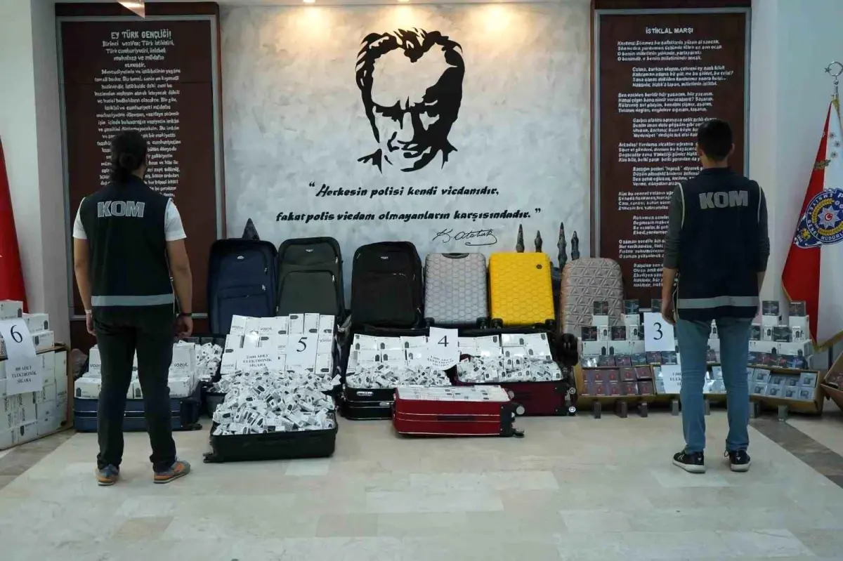 Bulgaristan\'dan valizlerle getirilen 4 milyon liralık kaçak elektronik sigara ele geçirildi: 7 şüpheliye gözaltı