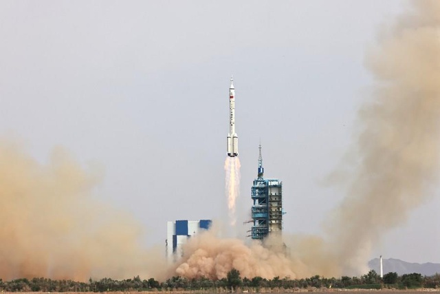 Çin 3 Astronotunu 5 Aylık Görev İçin Uzay İstasyonuna Gönderdi