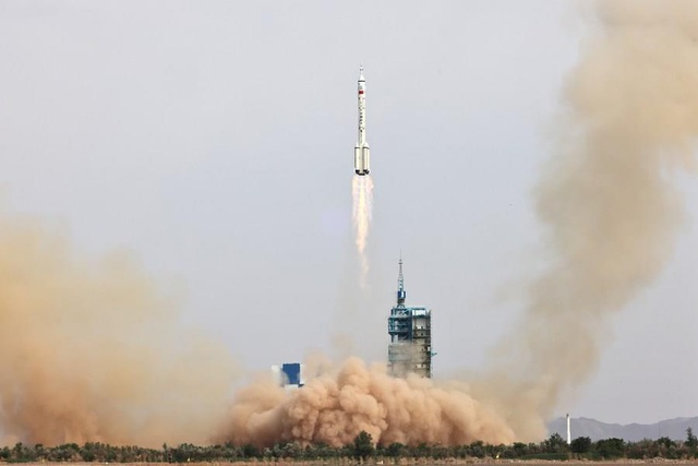 Çin 3 Astronotunu 5 Aylık Görev İçin Uzay İstasyonuna Gönderdi