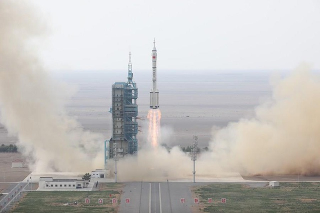 Çin 3 Astronotunu 5 Aylık Görev İçin Uzay İstasyonuna Gönderdi