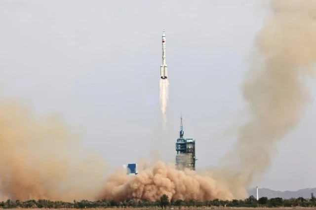 Çin'in Shenzhou-16 Mürettebatlı Uzay Aracı 5 Aylık Yoğun Görev İçin Uzaya Fırlatıldı