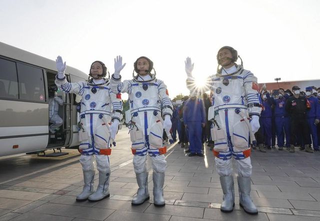 Çinli Astronotların Uğurlama Töreninden Kareler