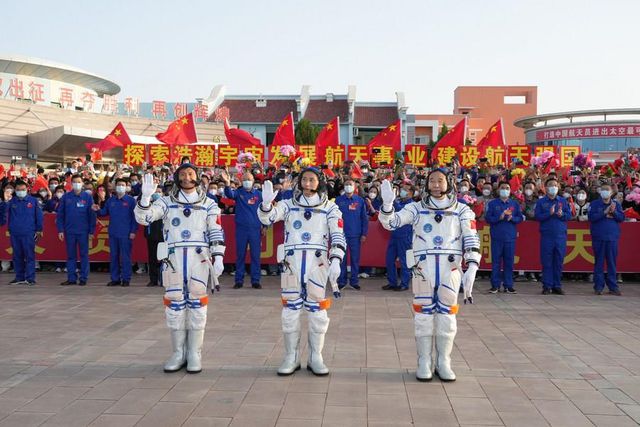 Çinli Astronotların Uğurlama Töreninden Kareler