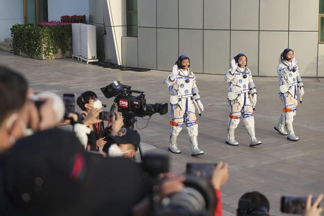 Çinli Astronotların Uğurlama Töreninden Kareler