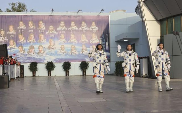 Çinli Astronotların Uğurlama Töreninden Kareler