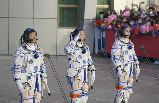 Çinli Astronotların Uğurlama Töreninden Kareler