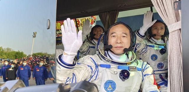 Çinli Astronotların Uğurlama Töreninden Kareler