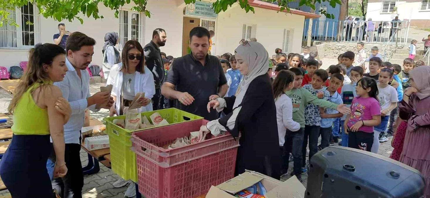 Gönüllü öğretmenler, depremzede öğrencilere moral oldu