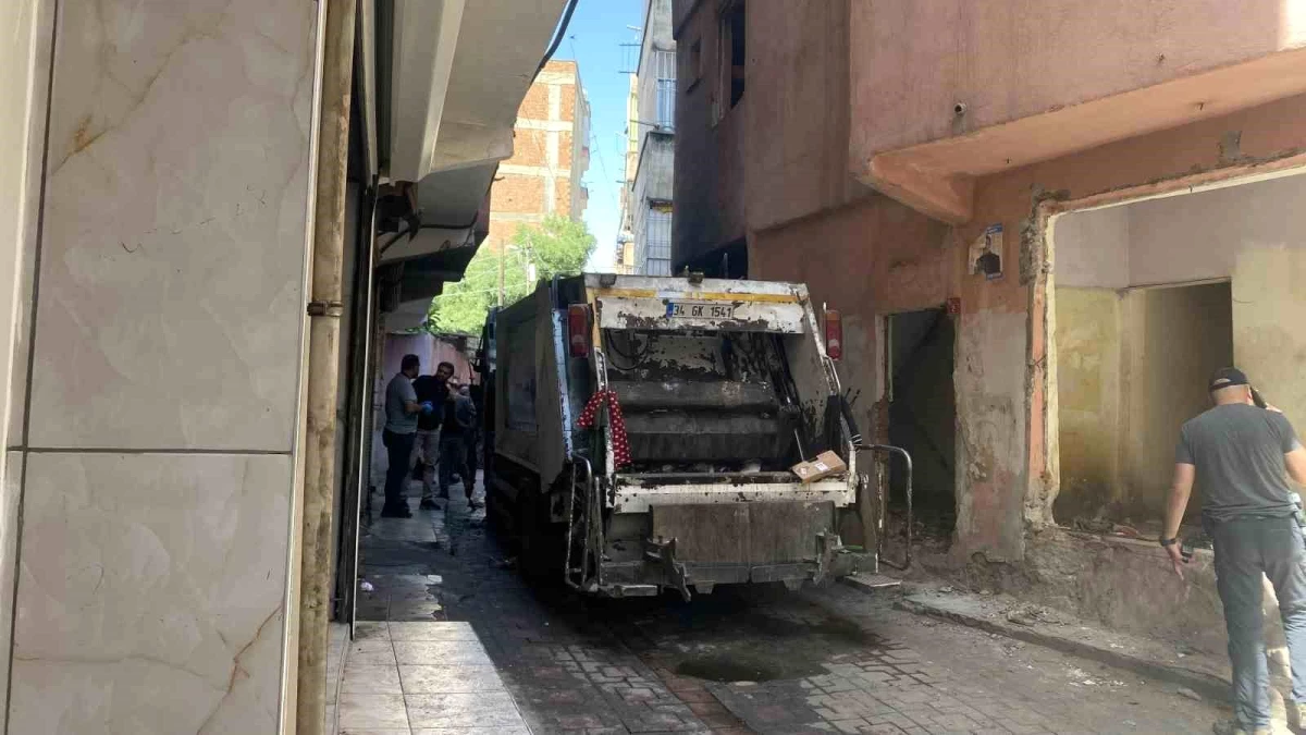 Diyarbakır\'da terör yandaşları belediyenin çöp arabasını ateşe verdi