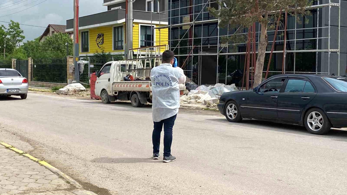 Elektrik akımına kapılan işçi, 3\'üncü kattan düşerek ağır yaralandı