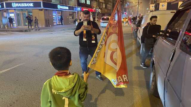 Galatasaray'ın şampiyonluğu sonrası sarı-kırmızılı taraftarlar sokaklara döküldü Galatasaray'ın şampiyonluğu sonrası sarı-kırmızılı taraftarlar sokaklara döküldü