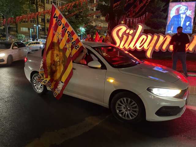 Galatasaray'ın şampiyonluğu sonrası sarı-kırmızılı taraftarlar sokaklara döküldü Galatasaray'ın şampiyonluğu sonrası sarı-kırmızılı taraftarlar sokaklara döküldü