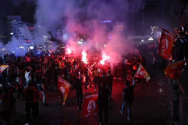 Galatasaray'ın şampiyonluğu sonrası sarı-kırmızılı taraftarlar sokaklara döküldü Galatasaray'ın şampiyonluğu sonrası sarı-kırmızılı taraftarlar sokaklara döküldü