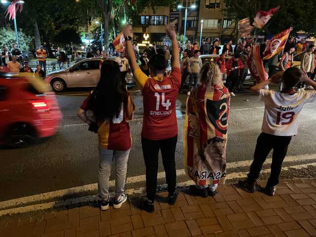 Galatasaray'ın şampiyonluğu sonrası sarı-kırmızılı taraftarlar sokaklara döküldü Galatasaray'ın şampiyonluğu sonrası sarı-kırmızılı taraftarlar sokaklara döküldü