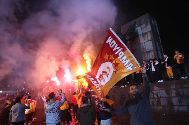 Galatasaray'ın şampiyonluğu sonrası sarı-kırmızılı taraftarlar sokaklara döküldü Galatasaray'ın şampiyonluğu sonrası sarı-kırmızılı taraftarlar sokaklara döküldü