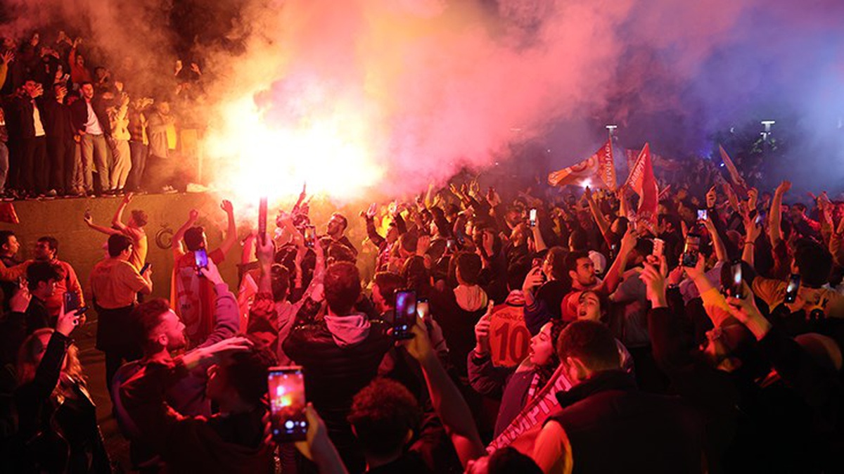 Galatasaray\'ın şampiyonluğu sonrası sarı-kırmızılı taraftarlar sokaklara döküldü