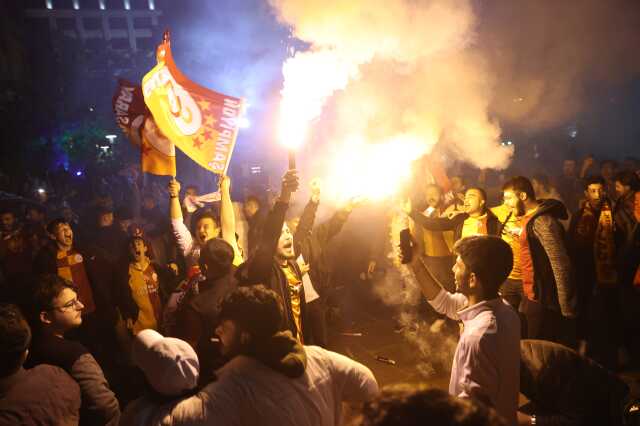 Galatasaray'ın şampiyonluğu sonrası sarı-kırmızılı taraftarlar sokaklara döküldü Galatasaray'ın şampiyonluğu sonrası sarı-kırmızılı taraftarlar sokaklara döküldü
