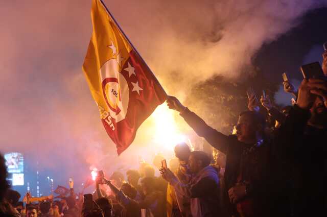 Galatasaray'ın şampiyonluğu sonrası sarı-kırmızılı taraftarlar sokaklara döküldü Galatasaray'ın şampiyonluğu sonrası sarı-kırmızılı taraftarlar sokaklara döküldü