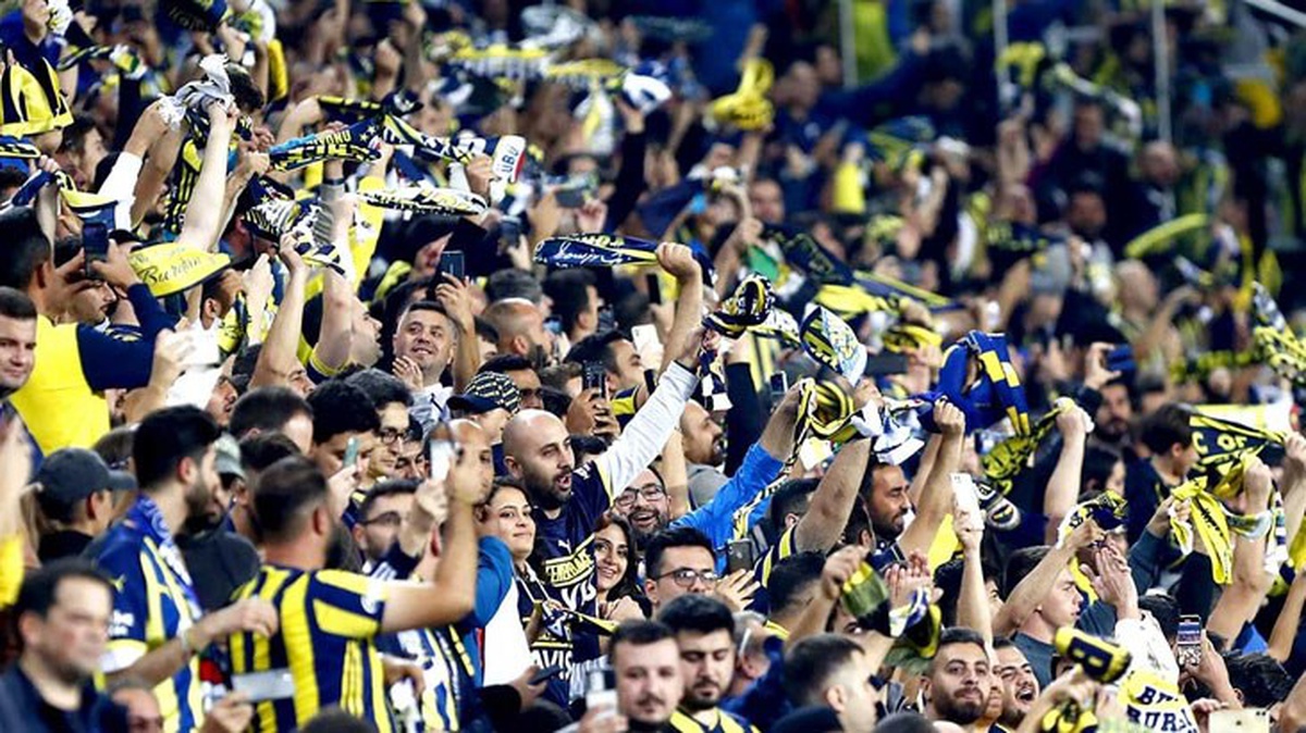 Galatasaray maçından gelen gol haberiyle Kadıköy\'de tribünler adeta yıkıldı