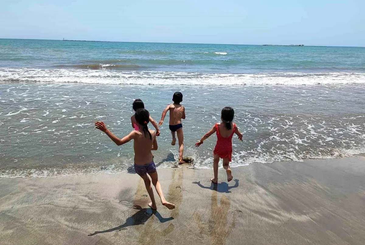 Güneşi Gören Çocuklar Denize Koştu