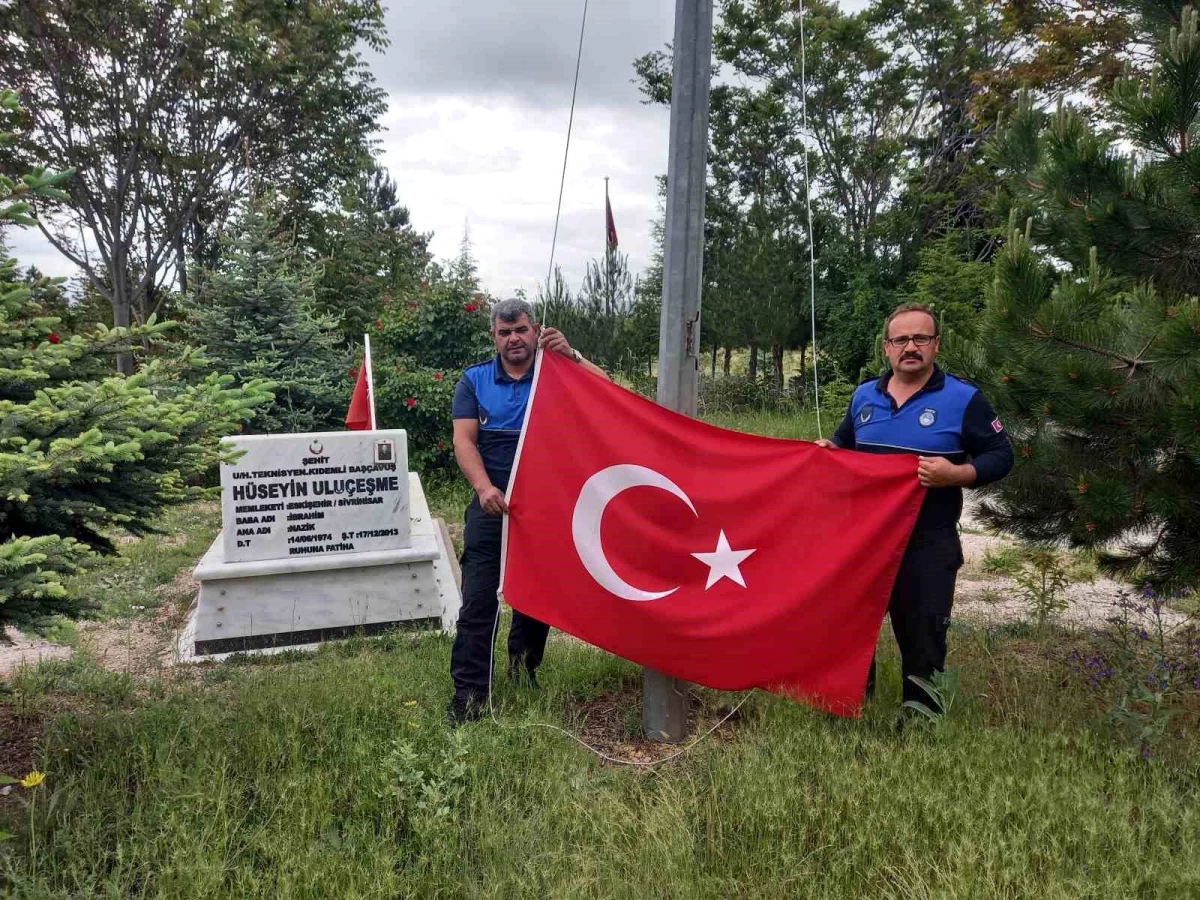 Günyüzü\'nde şehit mezarlarının Türk bayrakları zabıtalara emanet