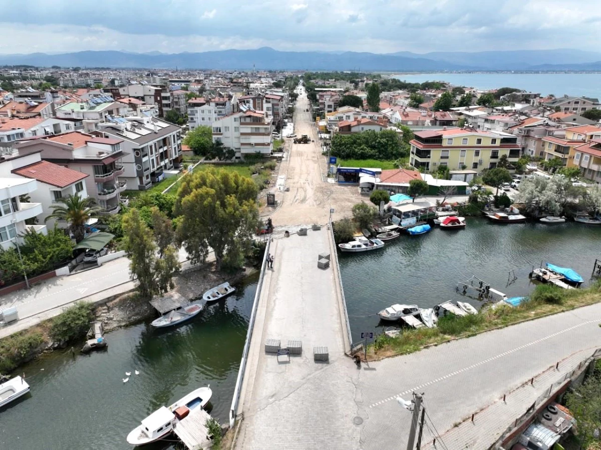 Edremit Belediyesi İkizçay Mahallesi\'nde Yolları Yeniliyor