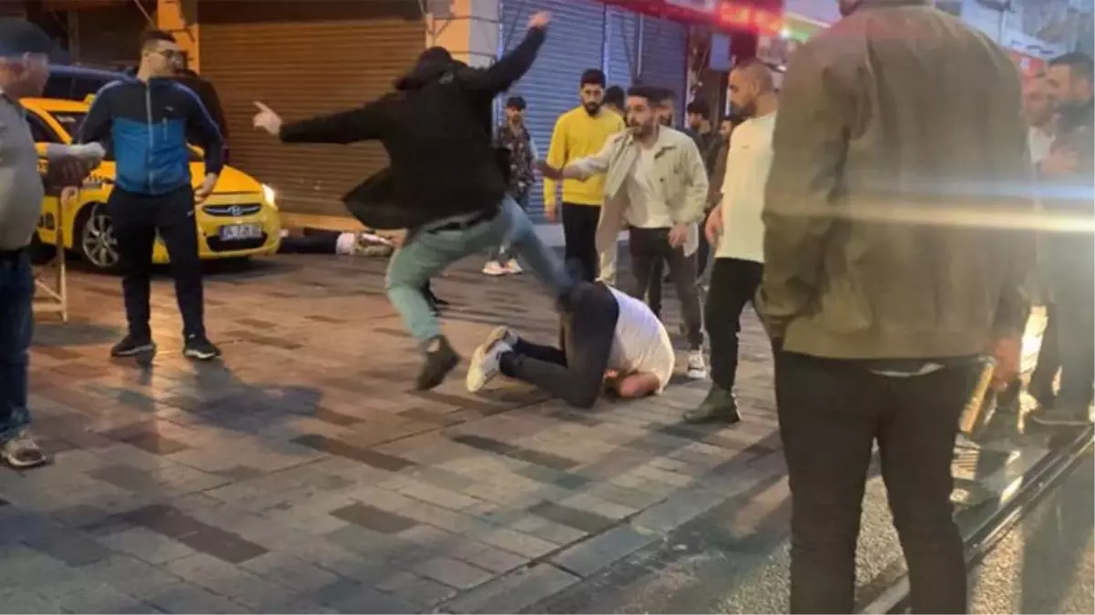 İstiklal Caddesi\'nde bayıltan dayak! Yere düşürüp defalarca tekmelediler